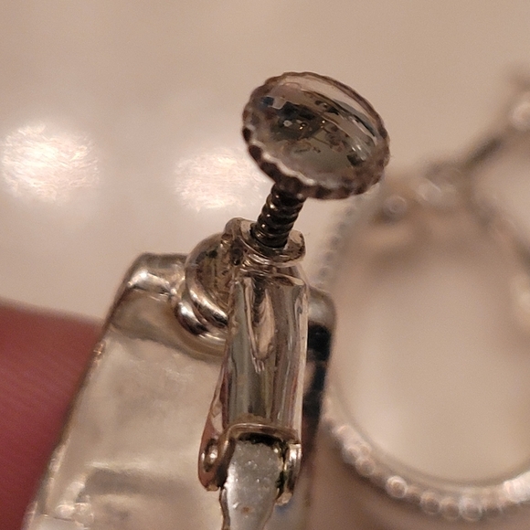 Napier silver-toned comfort clip earrings with a paisley Design Elegant - Picture 4 of 5